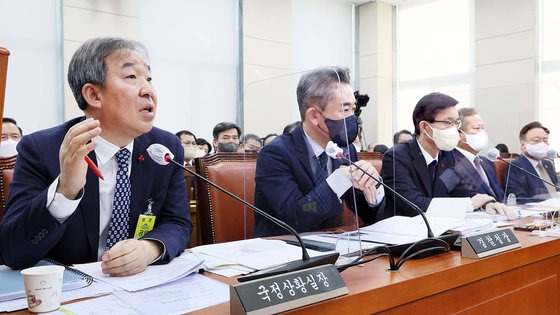 대통령실 참모진 개편이 임박한 가운데 윤석열 대통령이 새 정무수석에 한오섭 국정상활실장을 승진 기용하는 방안을 검토 중이다. 사진은 지난해 12월 국회 이태원 국조 특위 기관보고에 출석해 답변하는 한 실장. 연합뉴스