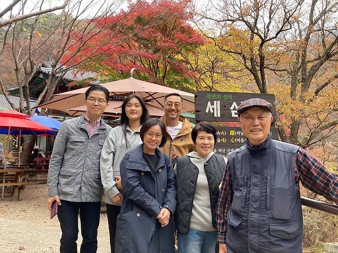 배군득 데일리안 기자(뒷줄 가운데) 가족이 세심정에서 한 컷. 배 기자는 장인과 장모, 처남, 처남댁, 막내딸 등 6명과 함께 속리산을 찾았다.