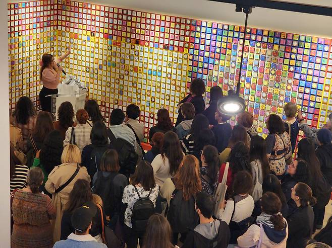 Visitors view Kang Ik-joong's installation "Things I Know" at the Korean Cultural Center in Spain, located in Madrid, Thursday. (Korean Cultural Center in Spain)