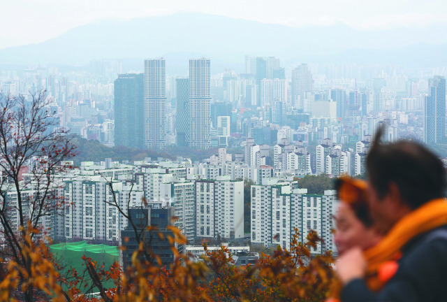 전국 아파트 전세가격이 계속 오르고 있다. 하반기부터 역전세가 본격화할 것이란 전망과는 다른 흐름이다. 사진은 5일 서울 중구 남산에서 바라본 서울시내. 연합뉴스