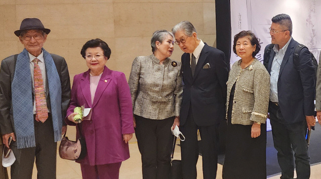 지난 3일 국립중앙박물관 극장 용에서 양방언 공연을 관람한 인사들. 왼쪽부터 김종규 문화유산국민신탁 이사장, 이배용 국가교육위원회 위원장, 정영양 자수가, 박동선 파킹턴인터내셔널 회장, 현정은 현대그룹 회장, 강형원 퓰리처상 수상 사진작가.  장재선 전임기자