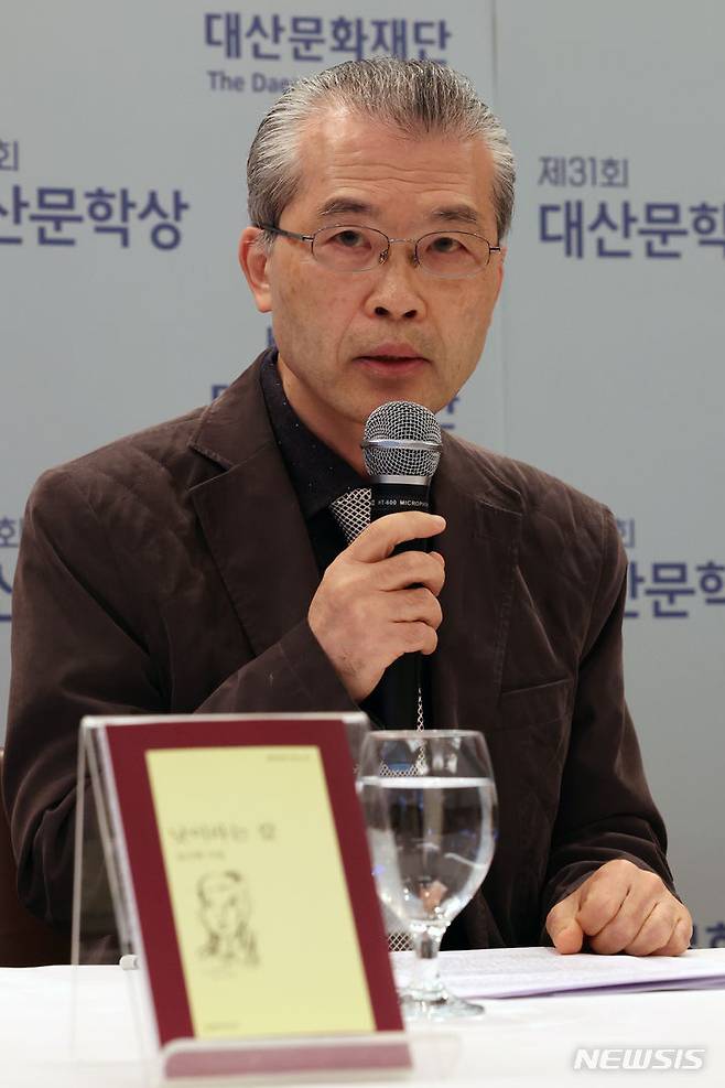 [서울=뉴시스] 박진희 기자 = 제31회 대산문학상 시 부분 수상작 '낫이라는 칼'의 작가 김기택이 6일 서울 종로구 교보빌딩에서 기자간담회를 하고 있다. 2023.11.06. pak7130@newsis.com