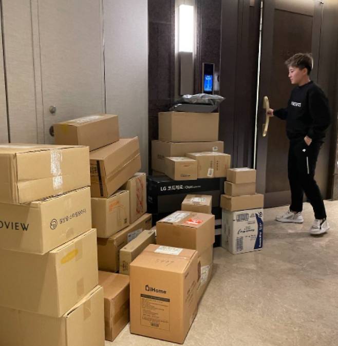 전청조 집 앞에 쌓여있는 택배