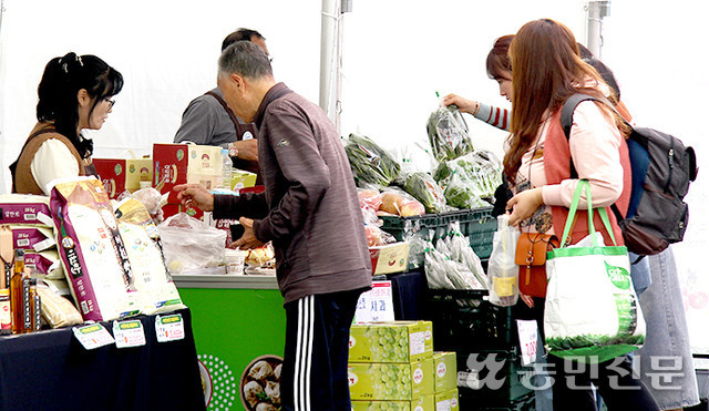 경기도가 제28회 경기도 농업인의 날을 맞아 옛 경기도청사에서 연 ‘로컬푸드 대전’을 찾은 소비자들이 지역농축수산물을 살펴보고 있다.