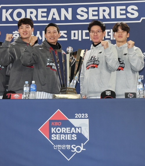 6일 서울 잠실야구장에서 열린 2023 KBO 프로야구 포스트시즌 한국시리즈 미디어데이에서 LG 트윈스와 kt wiz 양 팀 감독과 선수들이 우승 트로피와 기념촬영을 하고 있다. 왼쪽부터 LG 트윈스 임찬규, 염경엽 감독, kt wiz 이강철 감독, 박영현.