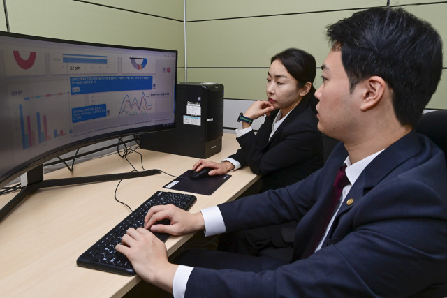 공군검찰단은 7일부터 군 검사와 수사관들이 군내 형사사건 처리 시 도움을 받을 수 있는 ‘AI 기반 차세대 사건처리 시스템(이하 AI 사건처리 시스템)’을 정식 운영한다고 밝혔다. 사진은 군검사(앞)와 검찰수사관(뒤)이 AI 사건처리 시스템을 활용해 유사 사건의 형량 통계 등 참고자료들을 검토하는 모습. 사진 제공=공군