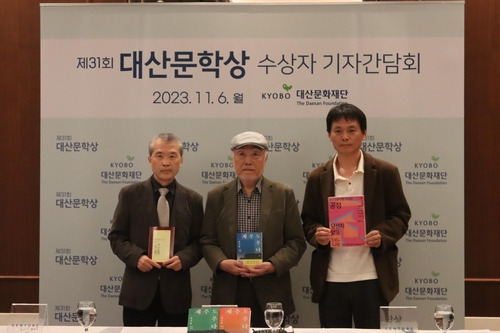 제31회 대산문학상 수상자들. 김기택(왼쪽부터) 시인, 현기영 소설가, 이양구 극작가. 사진 제공=대산문화재단