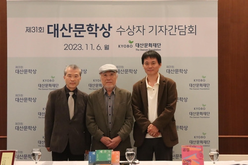 제31회 대산문학상 수상자들. 김기택(왼쪽부터) 시인, 현기영 소설가, 이양구 극작가. 사진 제공=대산문화재단