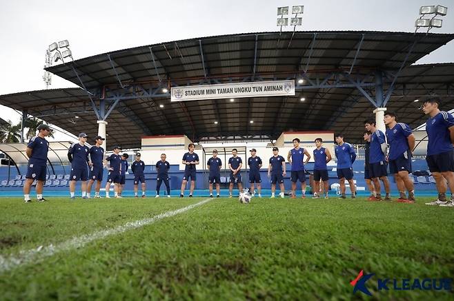 ▲ 울산 현대 선수단이 '2023-24시즌 아시아축구연맹(AFC) 챔피언스리그(ACL)' I조 조별리그 4차전을 앞두고 훈련을 하고 있다 ⓒ한국프로축구연맹