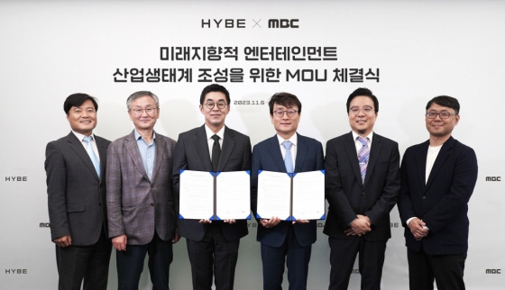 /사진=6일 서울 용산구 하이브 사옥에서 열린 MOU 체결식에 참석한 (왼쪽부터) 박태희 하이브 CCO, 박태경 MBC 부사장, 박지원 하이브 CEO, 안형준 MBC 사장, 김태호 하이브 COO, 전진수 MBC 예능본부장.