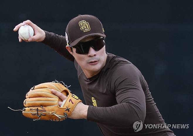 김하성 MLB 골드글러브 수상 (서울=연합뉴스) 김하성(28·샌디에이고 파드리스)이 역대 한국인 선수로는 최초로 미국프로야구 메이저리그(MLB) 포지션별 최고 선수에게 주는 골드글러브를 수상했다.
    김하성은 6일(한국시간) 발표된 2023 MLB 양대리그 골드 글러브 수상자 명단에서 내셔널리그 유틸리티 야수 부문 황금 장갑 수상자로 호명됐다. 
    지난 2월 미국 애리조나주 피오리아 스포츠 콤플렉스에서 열린 미국 메이저리그(MLB) 샌디에이고 파드리스의 스프링 캠프에서 김하성이 수비 훈련을 하고 있다. 2023.11.6 [연합뉴스 자료사진] hihong@yna.co.kr