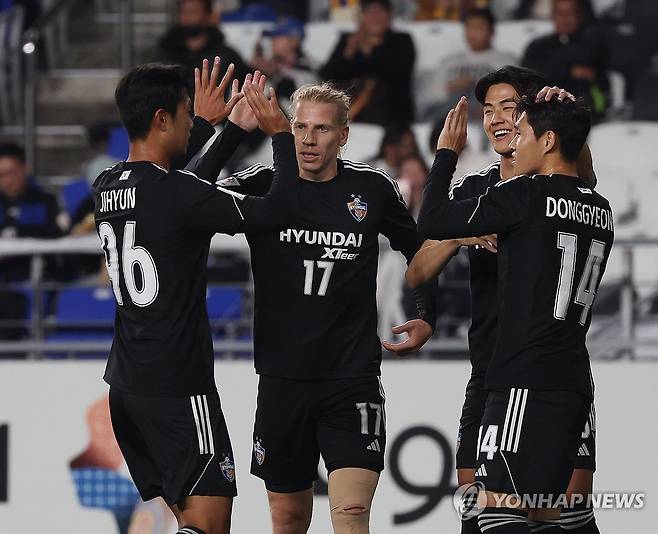 골 넣은 루빅손 (울산=연합뉴스) 김용태 기자 = 24일 울산 문수축구경기장에서 열린 2023-2024 아시아축구연맹(AFC) 챔피언스리그(ACL) 조별리그 울산 현대와 말레이시아 조호르 다룰 탁짐의 경기에서 울산 루빅손이 팀의 두 번째 골을 넣고 팀 동료들과 기뻐하고 있다. 2023.10.24 yongtae@yna.co.kr