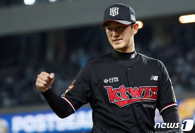 2일 오후 경남 창원시 마산회원구 양덕동 창원NC파크에서 열린 프로야구 '2023 신한은행 SOL KBO 포스트시즌' 플레이오프 3차전 NC 다이노스와 kt 위즈의 경기 6회말 이닝을 마친 kt 고영표가 더그아웃으로 들어가며 주먹을 불끈 쥐고 있다. 2023.11.2/뉴스1 ⓒ News1 박정호 기자