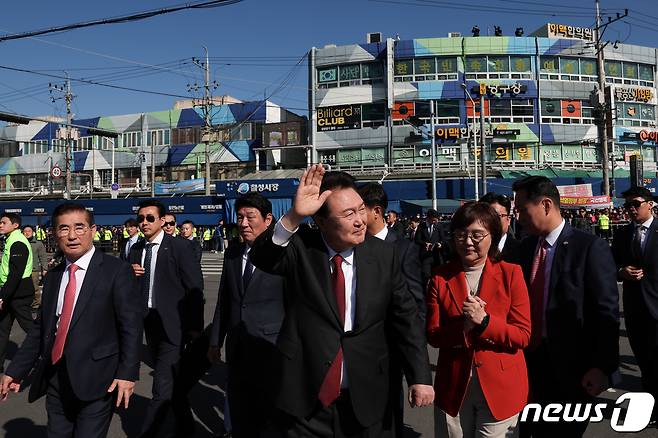 윤석열 대통령이 7일 대구 북구 칠성종합시장을 방문해 상인들에게 인사하고 있다. (대통령실 제공) 2023.11.7/뉴스1 ⓒ News1 오대일 기자