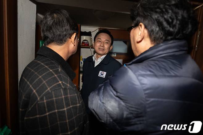 원희룡 국토교통부 장관이 7일 서울 영등포쪽방촌 일대를 찾아 쪽방촌 정비사업 '영등포 공공주택지구' 현장을 둘러보고 있다. 2023.11.7/뉴스1 ⓒ News1 유승관 기자