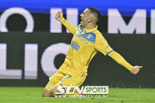 프로시노네 칼초 윙포워드 아리욘 이브라히모비치. 사진┃뉴시스/AP