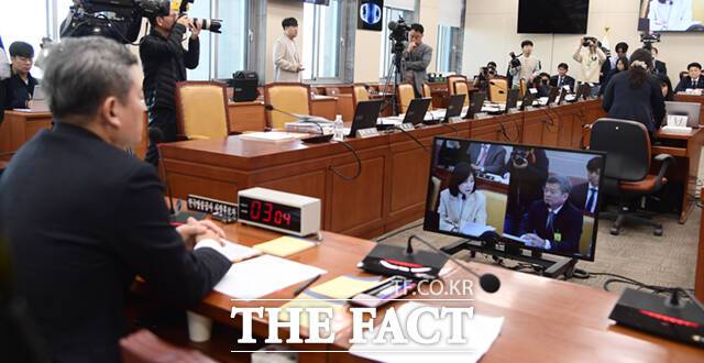 박민 KBS 사장 후보자에 대한 인사청문회가 7일 오전 서울 여의도 국회 과학기술정보방송통신위원회에서 열린 가운데, 더불어민주당 의원들이 집단 퇴장해 자리가 비어 있다. 결국 오전 청문회는 시작한 지 1시간 20분 만인 오전 11시 20분께 정회했다.