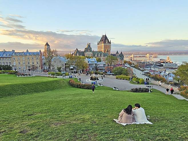 ‘도깨비 언덕’이라고 불리는 올드 퀘벡 시티 아브라함 평원에서 커플 한 쌍이 석양을 바라보며 속삭이고 있다. 멀리 보이는 유럽의 성(城) 같은 건물이 퀘벡시의 랜드마크인 ‘도깨비 호텔’, 샤토 프롱트낙이다. /곽아람 기자
