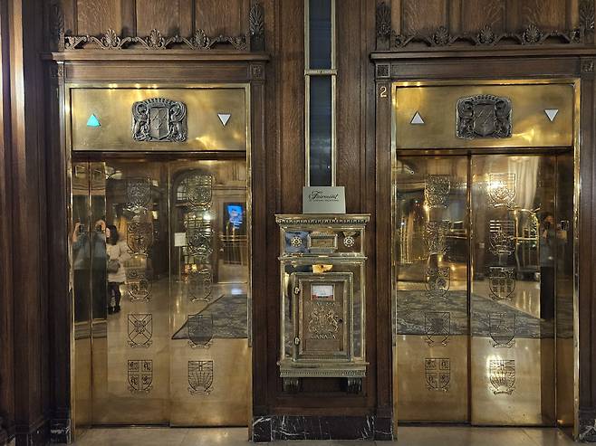 드라마 '도깨비'에서 김신과 은탁이 편지를 주고받던 우체통. 샤토 프롱트낙 호텔 1층 로비 엘리베이터 앞이다./곽아람 기자