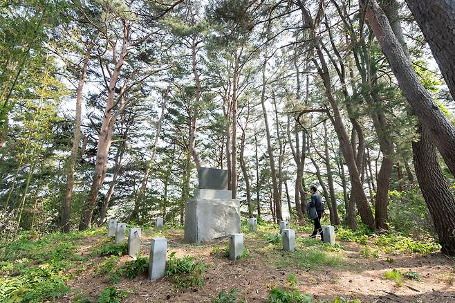 강릉 사천은 조선 중기 문신 겸 소설가 허균의 생가 터가 있는 곳이다. 사천 해변 '교문암(교암)'과 멀지 않은 곳에 그를 기리는 '교산 시비'도 있다. / 임화승 영상미디어 기자