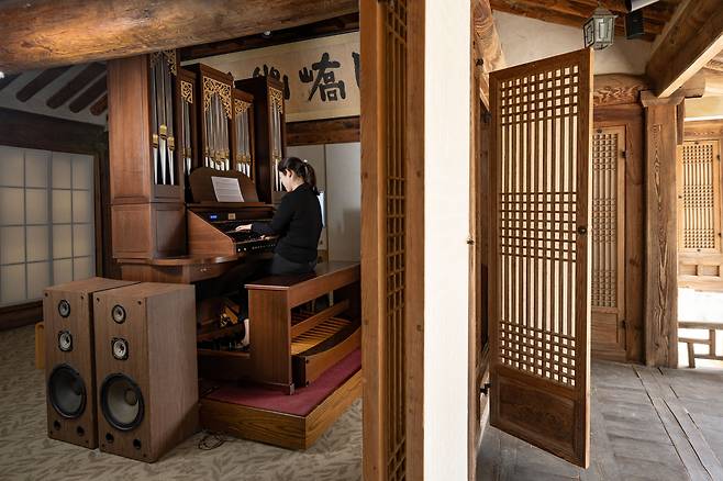 매주 수요일 오후 강릉 선교장 '열화당'은 파이프오르간 공연장으로 변신한다.  오르가니스트 한지윤 강릉 선교장 문화예술국장이 직접 연주한다. / 임화승 영상미디어 기자