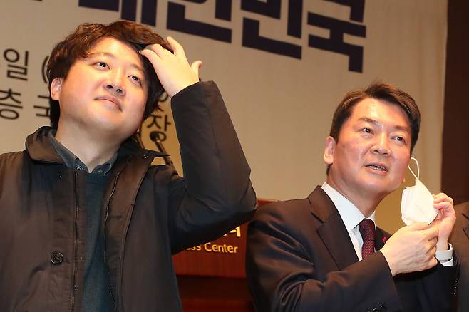 지난 1월 26일 안철수 국민의힘 의원과 이준석 전 국민의힘 대표가 서울 중구 한국프레스센터에서 열린 한 행사에 같이 자리 하고 있다./뉴스1