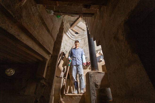 매미성 성주 백순삼씨는 매일 오전 4시에 일어나, 지하철 첫차를 타고 이 곳에 나온다. / 이신영 영상미디어 기자