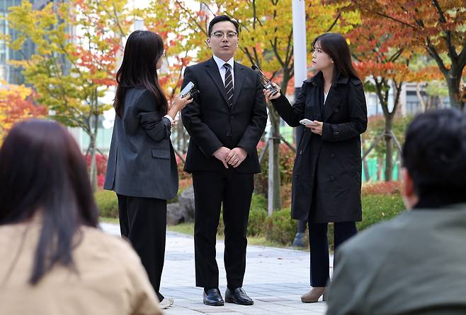 이재명 더불어민주당 대표의 경기도지사 재직 시절 배우자 법인카드 유용 의혹을 제보한 조명현 씨가 23일 오전 참고인 조사를 위해 경기 수원지검으로 출석하던 중 취재진의 질문에 답하고 있다./연합뉴스