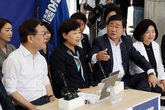 이재명 더불어민주당 대표가 단식 중이던 지난 9월 5일 국회본청 앞에 설치된 단식 투쟁 천막에서 전해철 의원과 대화를 나누고 있다. ⓒ데일리안 홍금표 기자