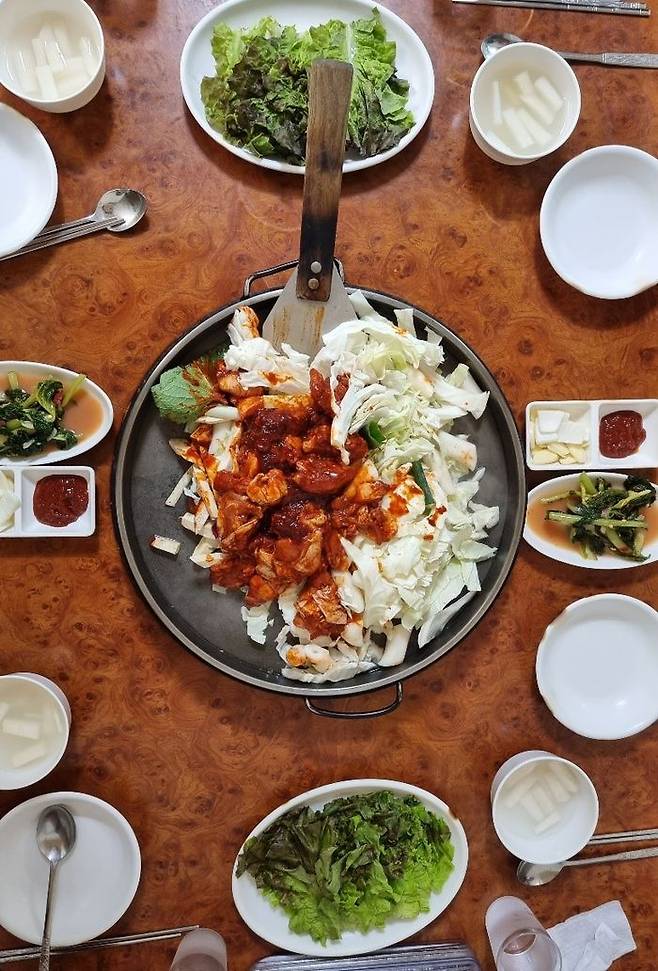 점심 식사를 위한 춘천 닭갈비ⓒ