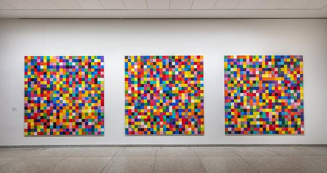 4900 Colours, 2007, 베를린 신국립미술관 〈Gerhard Richter. 100 Works for Berlin〉 전시 설치 전경 ⓒ Gerhard Richter 2023 (Photo: David von Becker) (제공: Neue Nationalgalerie)