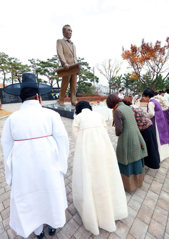 박정희 전 대통령 탄생 105돌(1917년 11월 14일생)을 기념하는 숭모제가 지난해 11월 14일 구미 박정희 생가에서 열린 가운데 생가 옆의 박정희 대통령 역사자료관을 시민들이 찾아 박 전 대통령의 동상에 고개 숙이고 있다. 연합뉴스