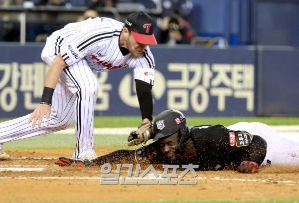 2023 KBO 프로야구 포스트시즌 LG트윈스와 kt위즈의 한국시리즈 1차전 경기가 7일 오후 서울 잠실야구장에서 열렸다. 4회초 1사 1,2루 장성우의 적시타 때 상대 실책을 틈타 홈으로 뛴 알포드를 1루수 오스틴이 홈에서 태그아웃시키고 있다. 잠실=김민규 기자 mgkim1@edaily.co.kr /2023.11.07/