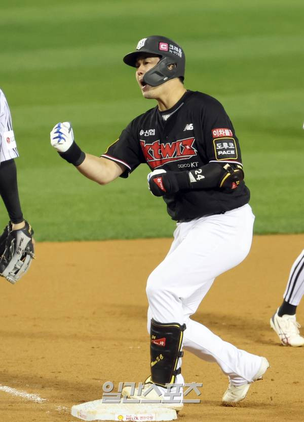 kt위즈와 LG 트윈스의 2023 KBO 한국시리즈 1차전 경기가 7일 오후 서울 잠실야구장에서 열렸다. kt 문상철이 9회 1타점 적시 2루타를 날리고 실책을 틈타 3루까지 진루한뒤 환호하고 있다. 잠실=정시종 기자 capa@edaily.co.kr /2023.11.07.