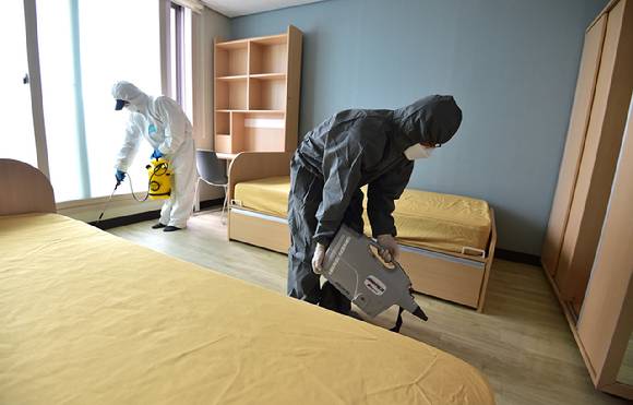 방역업체 관계자들이 지난달 19일 빈대가 출몰한 대구 달서구 계명대학교 신축 기숙사에서 소독 작업을 하고 있다. [사진=뉴시스]