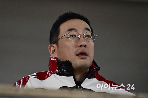 7일 오후 서울 송파구 잠실야구장에서 '2023 KBO 포스트시즌' LG 트윈스와 KT 위즈의 한국시리즈 1차전 경기가 열렸다.구광모 LG그룹 회장이 경기장을 둘러보고 있다. [사진=곽영래 기자]