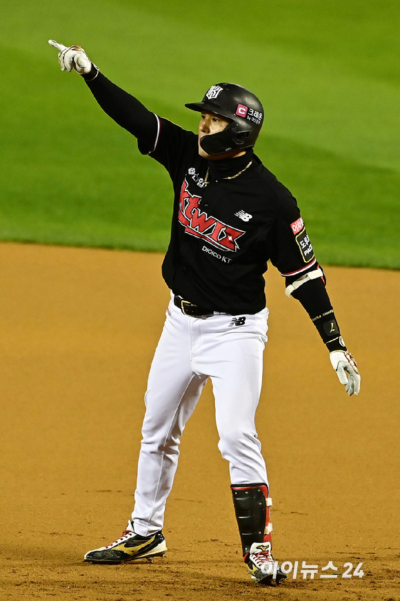 7일 오후 서울 송파구 잠실야구장에서 '2023 KBO 포스트시즌' LG 트윈스와 KT 위즈의 한국시리즈 1차전 경기가 열렸다.1회초 무사 KT 김상수가 안타를 때린 뒤 세레머니를 하고 있다. [사진=곽영래 기자]