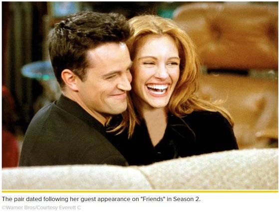 매튜 페리와 줄리아 로버츠가 '프렌즈' 시즌2에서 공연하고 있다.