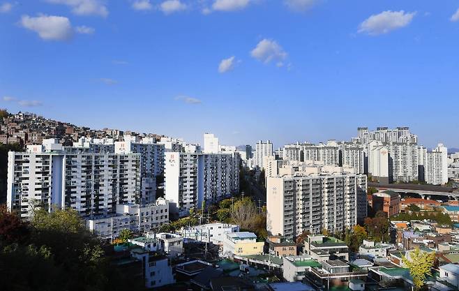 서울 성동구 응봉산에서 본 응봉동, 행당동 아파트단지. 한경DB