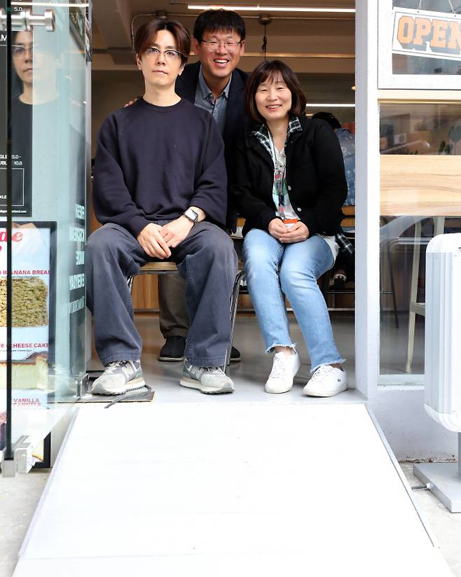 서울 성북구 성수동의 한 아이스크림 가게 사장 김태진씨(왼쪽)와 이충현 건축사(가운데), 홍윤희 협동조합 무의 이사장이 지난달 31일 가게 입구에서 포즈를 취하고 있다. 김창길 기자