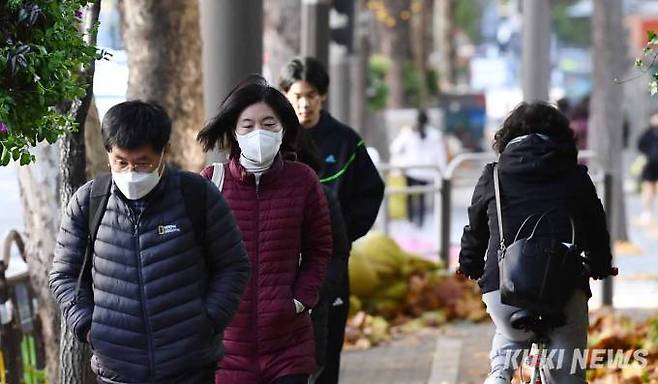 7일 아침 서울 등 올가을 첫 한파특보가 내린가운데 서울 송파구 오금동의 시민들이 출근길을 서두르고 있다.