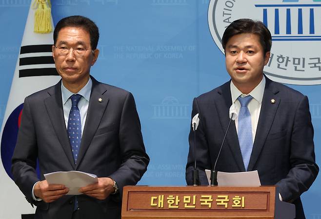 김포 지역 더불어민주당 박상혁, 김주영 국회의원이 지난 5일 국회에서 서울 편입 관련 입장 발표 기자회견을 하고 있다. [사진 출처 = 연합뉴스]