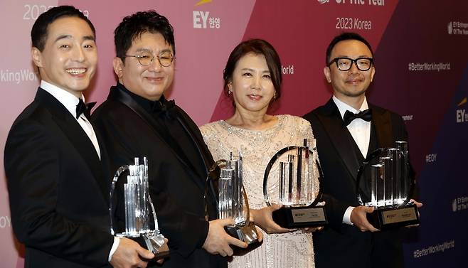 방시혁 하이브 의장이 2023 EY 최우수기업가상 시상식에서 마스터(대상)에 선정됐다. 7일 서울신라호텔에서 열린 시상식에서 수상자들이 기념사진을 찍고있다. 여성 기업가 중에선 다원앤컴퍼니의 조서윤 회장이, 사회적 가치에 집중한 기업가에게 수여되는 소셜 엔터프라이즈 부문에는 김정빈 수퍼빈 대표, 단기간 재무적 성과를 낸 라이징 스타 부문에는 이승재 버킷플레이스 대표가 각각 선정됐다. 2023.11.7 [김호영기자]