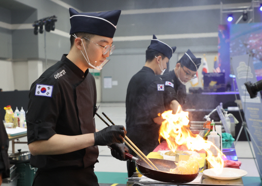 7일 서울 서초구 양재동 aT센터에서 열린 2023 국제군인요리대회에 참가한 한국군 조리병들이 요리 경연을 펼치고 있다. 연합뉴스