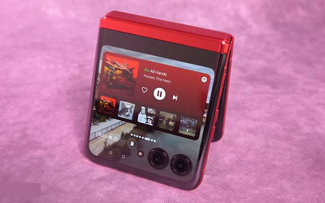 올 6월 모토로라가 출시한 접는 폰 ‘레이저40 울트라’. [유튜브 ‘CNET’]