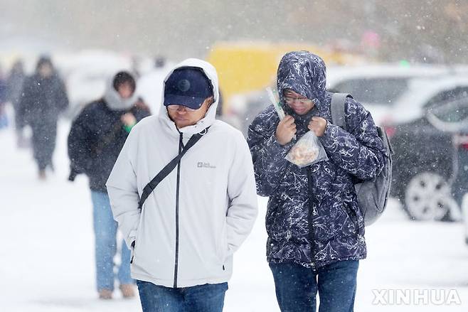 [하얼빈=신화/뉴시스] 6일 중국 하얼빈에 폭설이 내린 가운데 시민들이 눈을 맞으며 이동하고 있다. 2023.11.07.