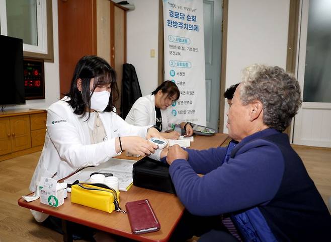 6일 소원면 송현리에서 진행된 ‘경로당 순회 주치의 사업’ 모습 *재판매 및 DB 금지