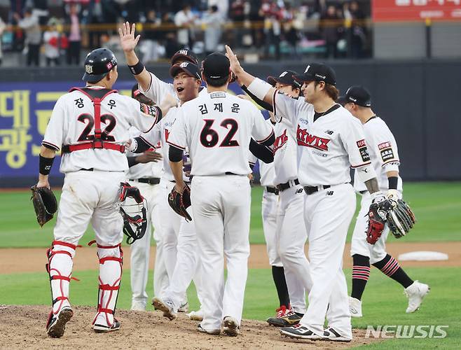 [수원=뉴시스] 김진아 기자 = 5일 경기 수원시 KT위즈파크에서 열린 2023 KBO 플레이오프 KT 위즈 대 NC 다이노스의 5차전 경기, 3대2로 승리한 KT 김재윤, 장성우 등 선수들이 기뻐하고 있다. 2023.11.05. bluesoda@newsis.com