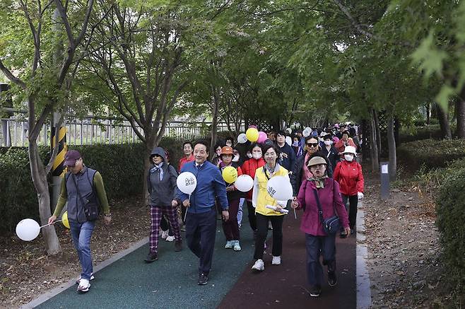 [광주=뉴시스] 이영주 기자 = 광주 동구는 지난 6일 동구 9보(9가지 보물)에 신규로 추가 선정된 도심 숲 푸른길 일원에서 '걷고(go), 알고(go), 즐기고(go), 단풍 따라 푸른길 따라 건강 걷기' 행사를 열었다고 7일 밝혔다. (사진 = 광주 동구 제공) 2023.11.07. photo@newsis.com *재판매 및 DB 금지