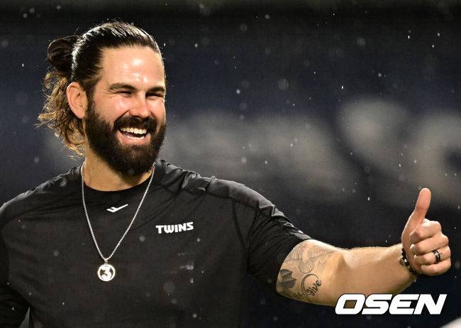 LG 켈리가 승리를 기뻐하고 있다. / OSEN DB